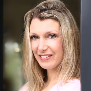 Alexandra Groß blickt in die Kamera. Sie hat blonde, halblange Haare und grüne Augen.